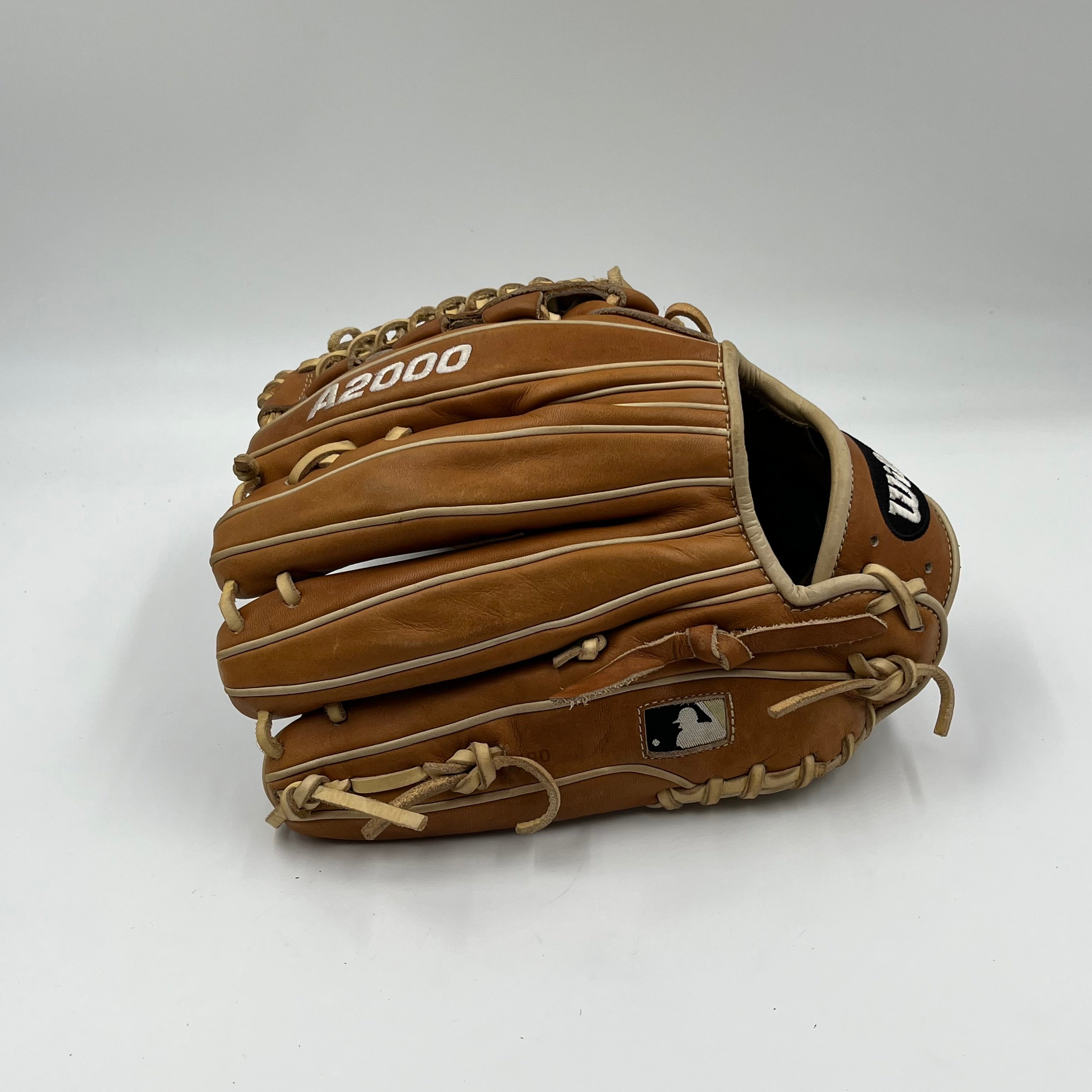 Wilson A2000 D33 11.75 Pitchers Infield Baseball Glove